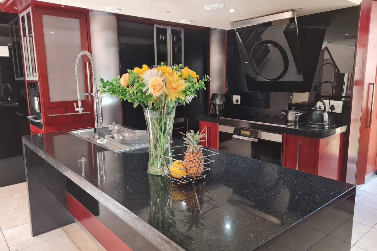 BIG FAMILY HOME IN SECURITY ESTATE - Photo 3