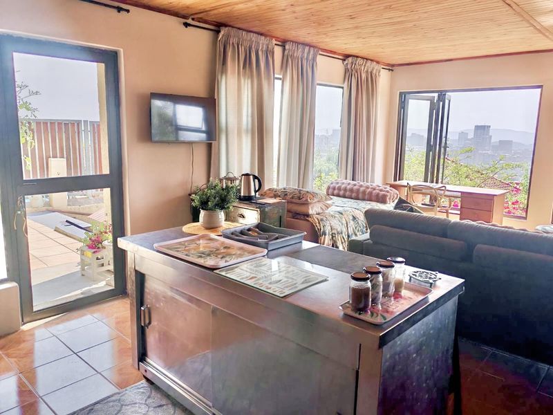 Modern 1-Bedroom Fully Furnished Apartment with Stunning Pretoria Views - Photo 4
