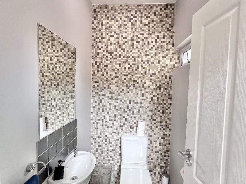 EXCLUSIVE WATERFRONT TOWNHOUSE - IDEAL HOME OR HOLIDAY ESCAPE - Photo 4