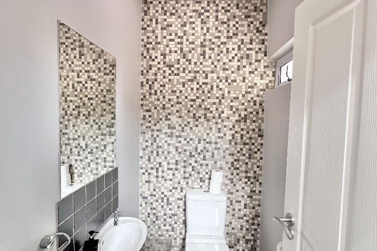 EXCLUSIVE WATERFRONT TOWNHOUSE - IDEAL HOME OR HOLIDAY ESCAPE - Photo 4