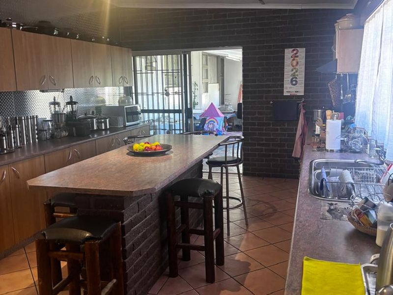Windhoek West: 4 Bedroom house with Flat is For Sale - Photo 2
