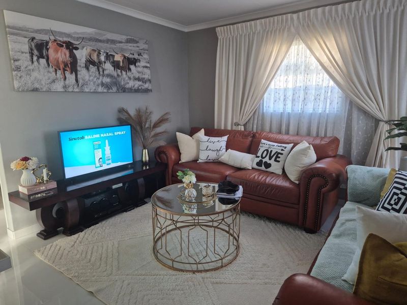 Clayville R 910 000- Beautiful Family Home - Photo 5