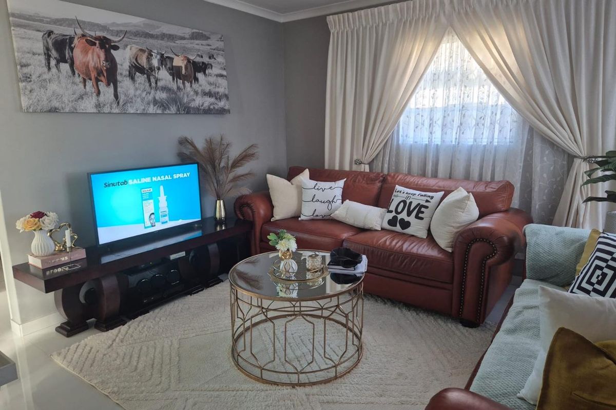 Clayville R 910 000- Beautiful Family Home - Photo 5