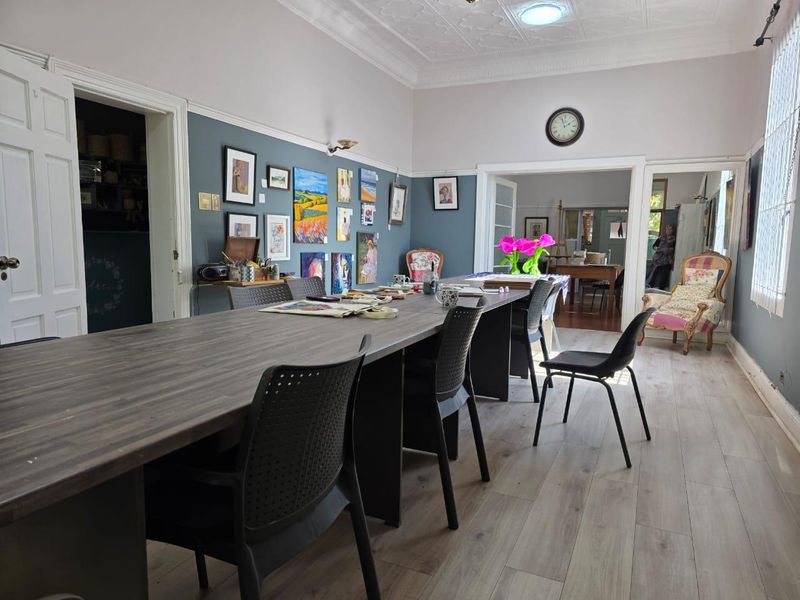 **Charming Old House with Endless Potential - Perfect for Investors and Families Alike** - Photo 4