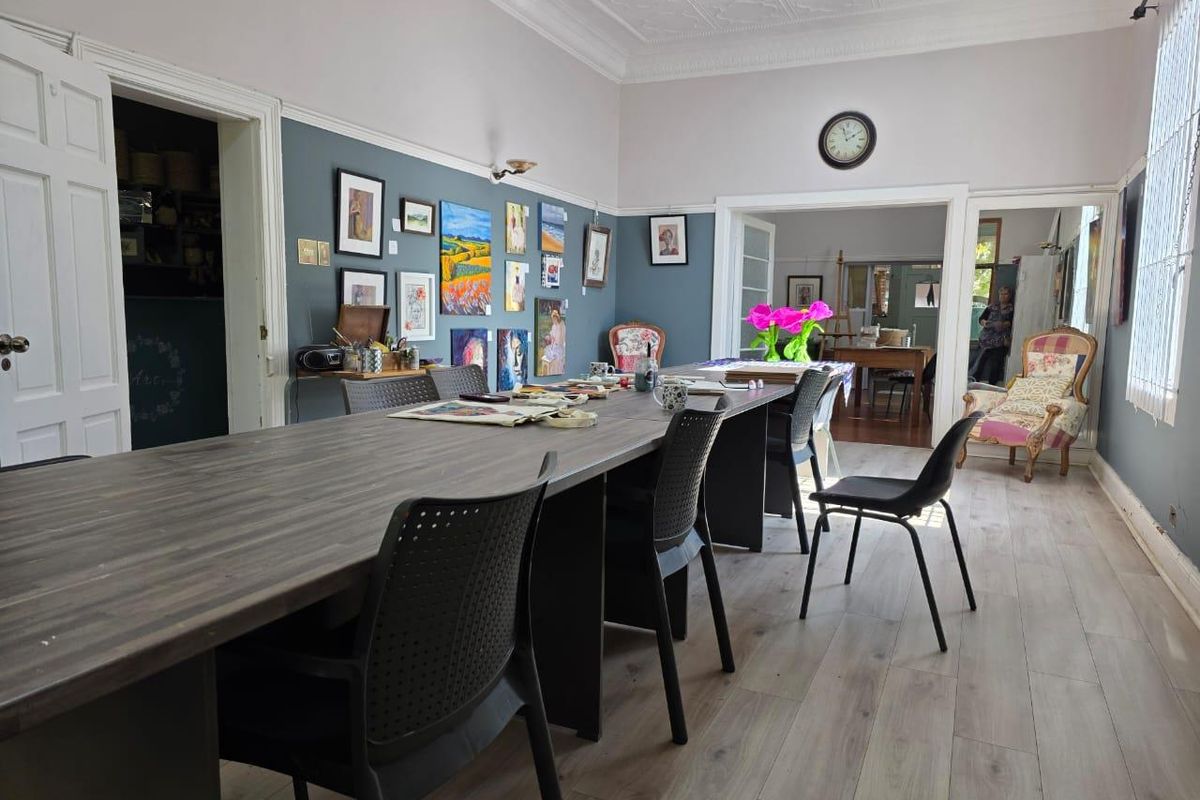 **Charming Old House with Endless Potential - Perfect for Investors and Families Alike** - Photo 4