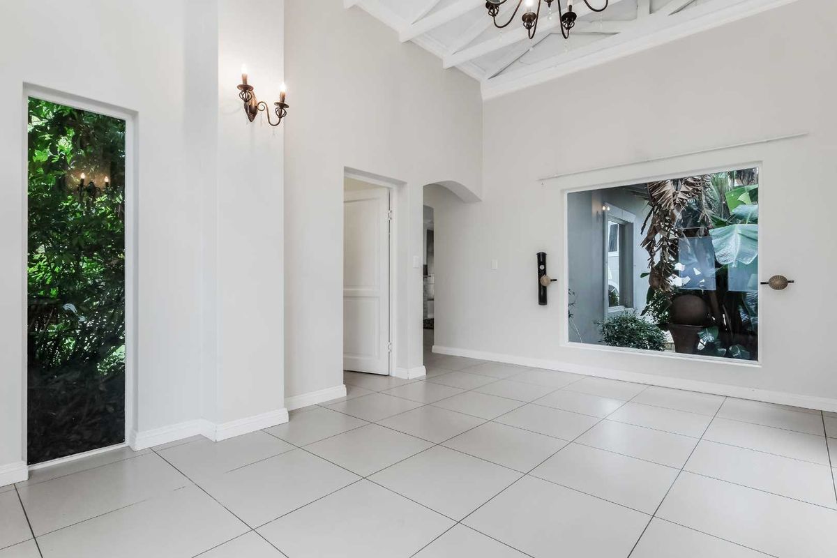 ENTERTAIN IN STYLE - Photo 2