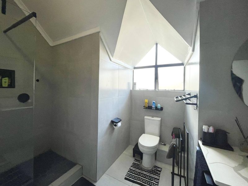 Stylish, Spacious and Move-In Ready in Sought-After Eldo Lakes East - Photo 8