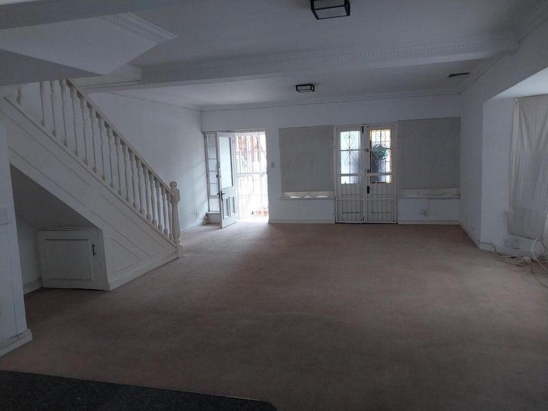 Well-Located 3-Bedroom Townhouse with Scope to Modernise - Photo 10