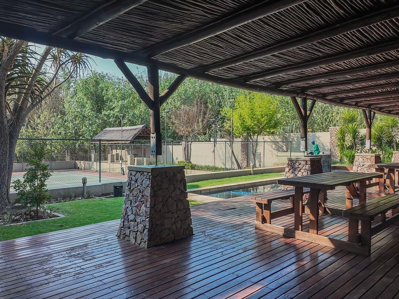 Spacious 2-Bed Corner Unit with Loft & Wraparound Garden in Sibiti Estate - Photo 6