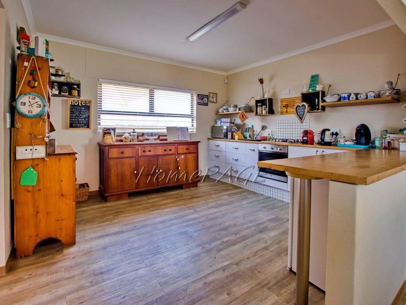 Vineta, Swakopmund:  3 Bedr Home with 2 Flats is for Sale - Photo 9