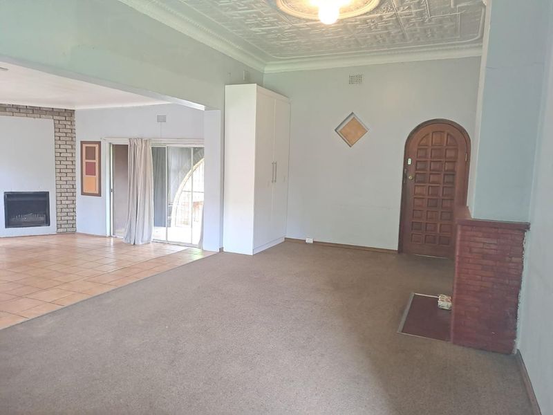 4 Bedroom House For Sale in Selection Park - Photo 6