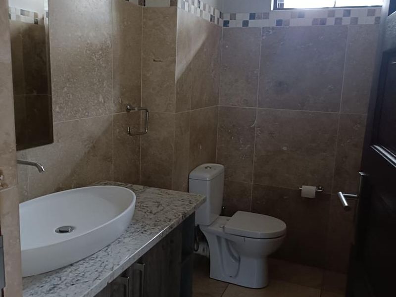 24 HOURS GUARDS SECURITY SERVICES, Stunning 4-Bedroom Home in Waterkloof - Photo 3