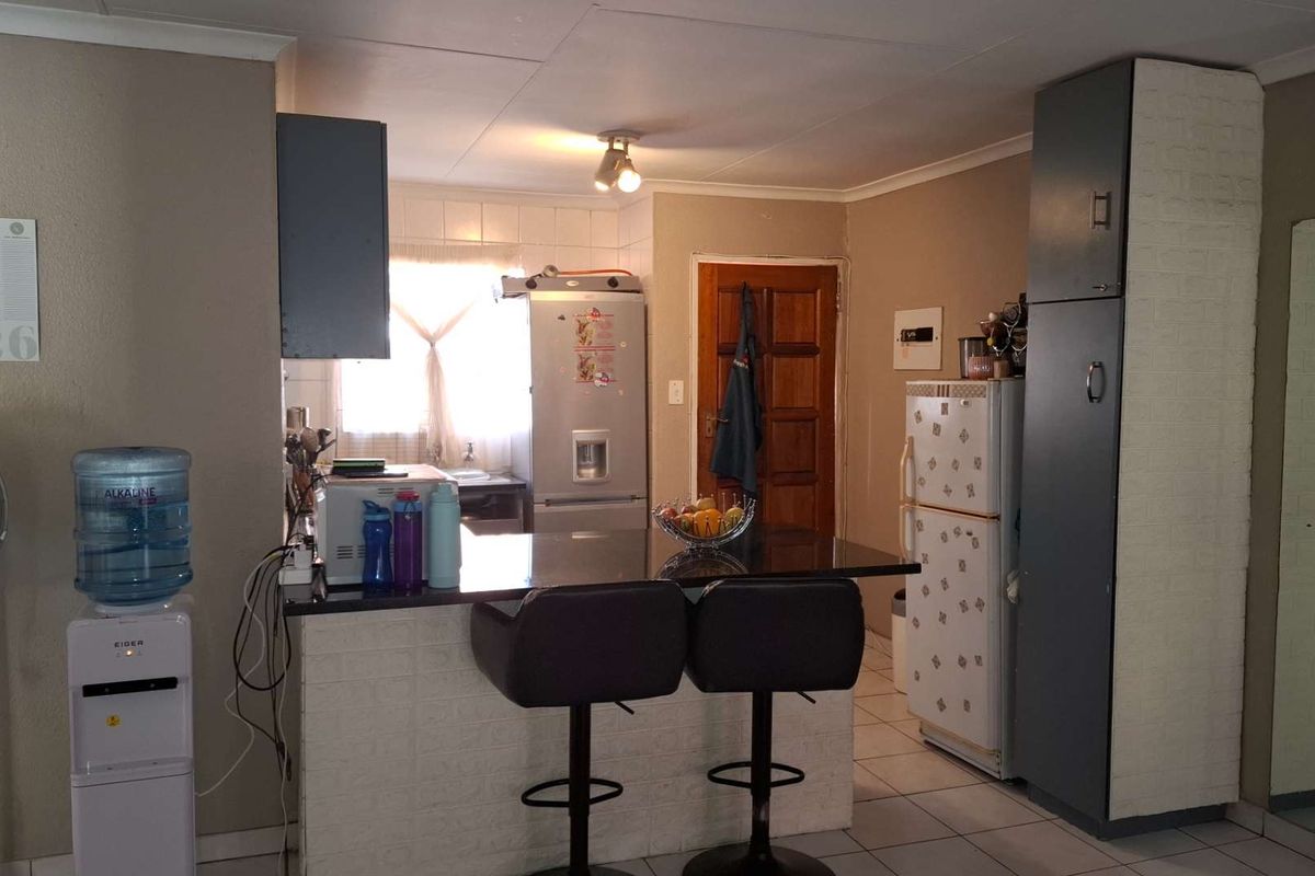 Upstairs Lock up and Go Townhouse. - Photo 3
