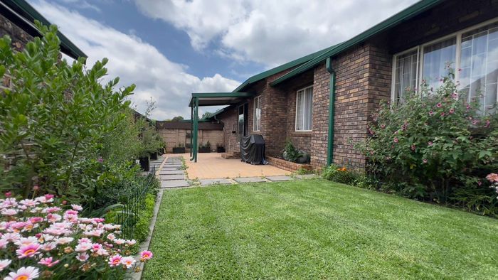 Property #2434836, Townhouse Pending Sale in Highveld