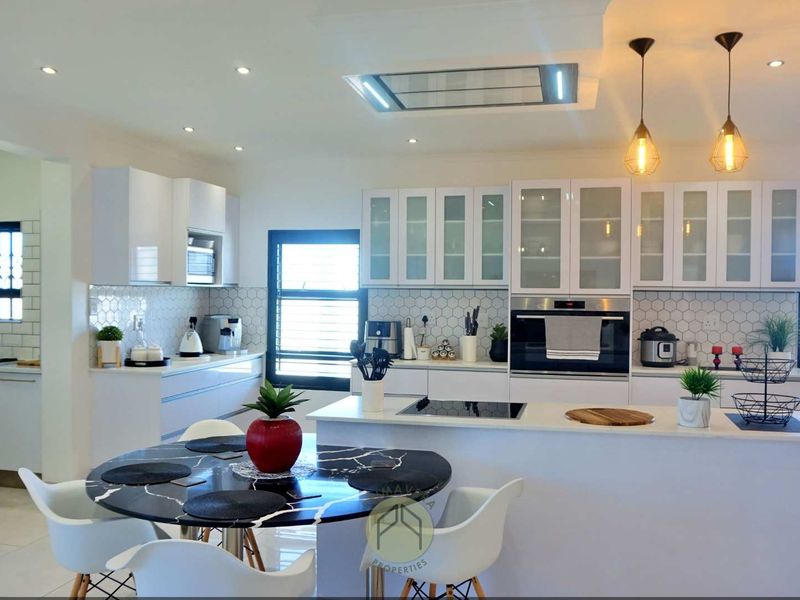 5 Bedroom Double-Storey House For Sale in Mile 4, Ext. 1, Swakopmund - Photo 7