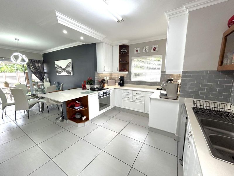 HENDRA - Gorgeous Pet Friendly Duplex 5 Minutes from the Beach - Photo 5