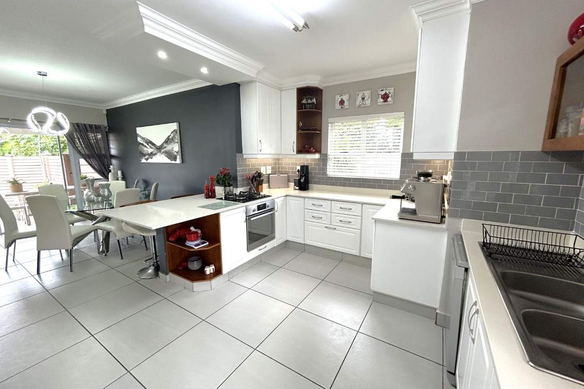 HENDRA - Gorgeous Pet Friendly Duplex 5 Minutes from the Beach - Photo 5