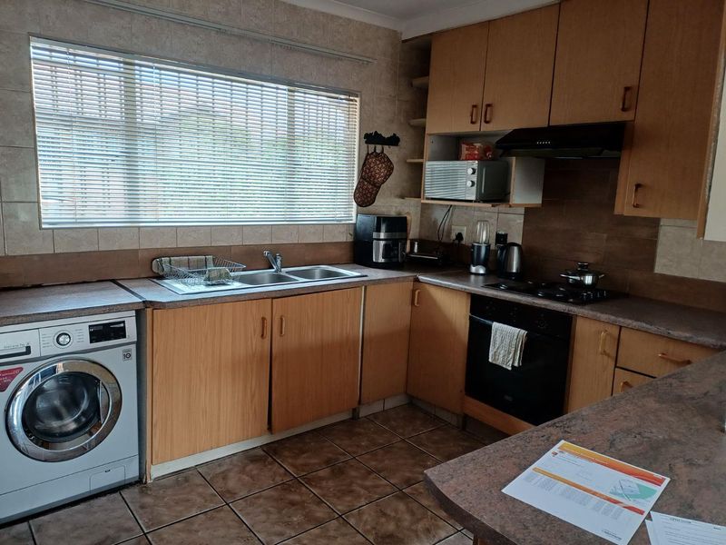 Neat And Spacious Simplex Townhouse in a Pet Friendly Complex - Photo 5
