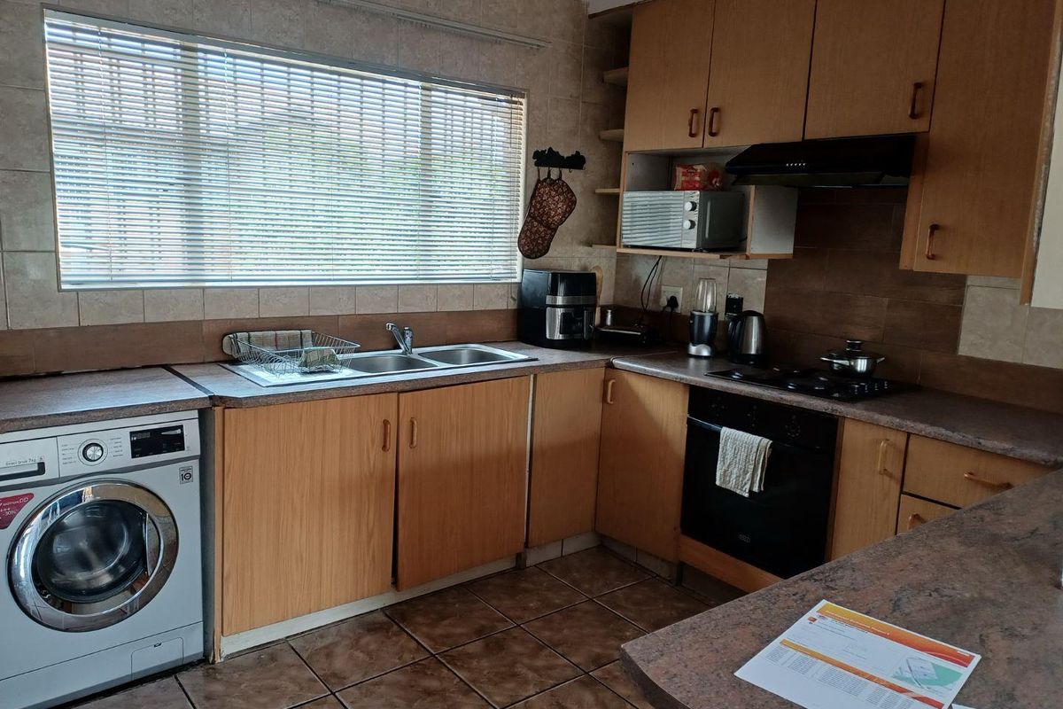 Neat And Spacious Simplex Townhouse in a Pet Friendly Complex - Photo 5