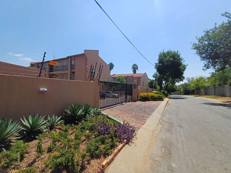 2 bedroom apartment in safe complex - Photo 3