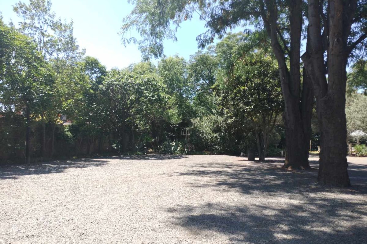 Own your own business with two full title properties and a well established Guesthouse - Photo 2