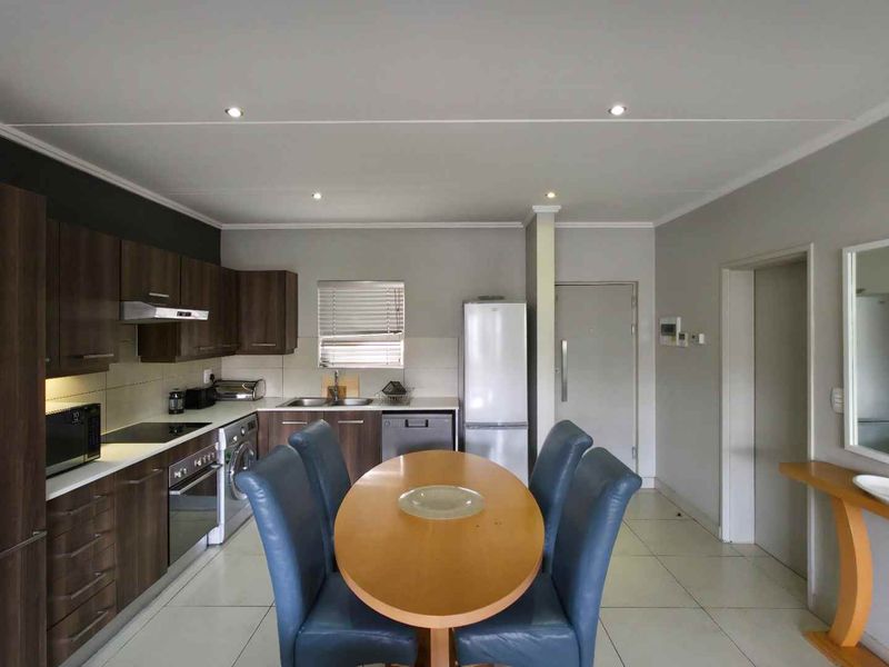 Stylish, Location Perfect, Executive 2 Bedroom Furnished Sandton Apartment - Photo 4
