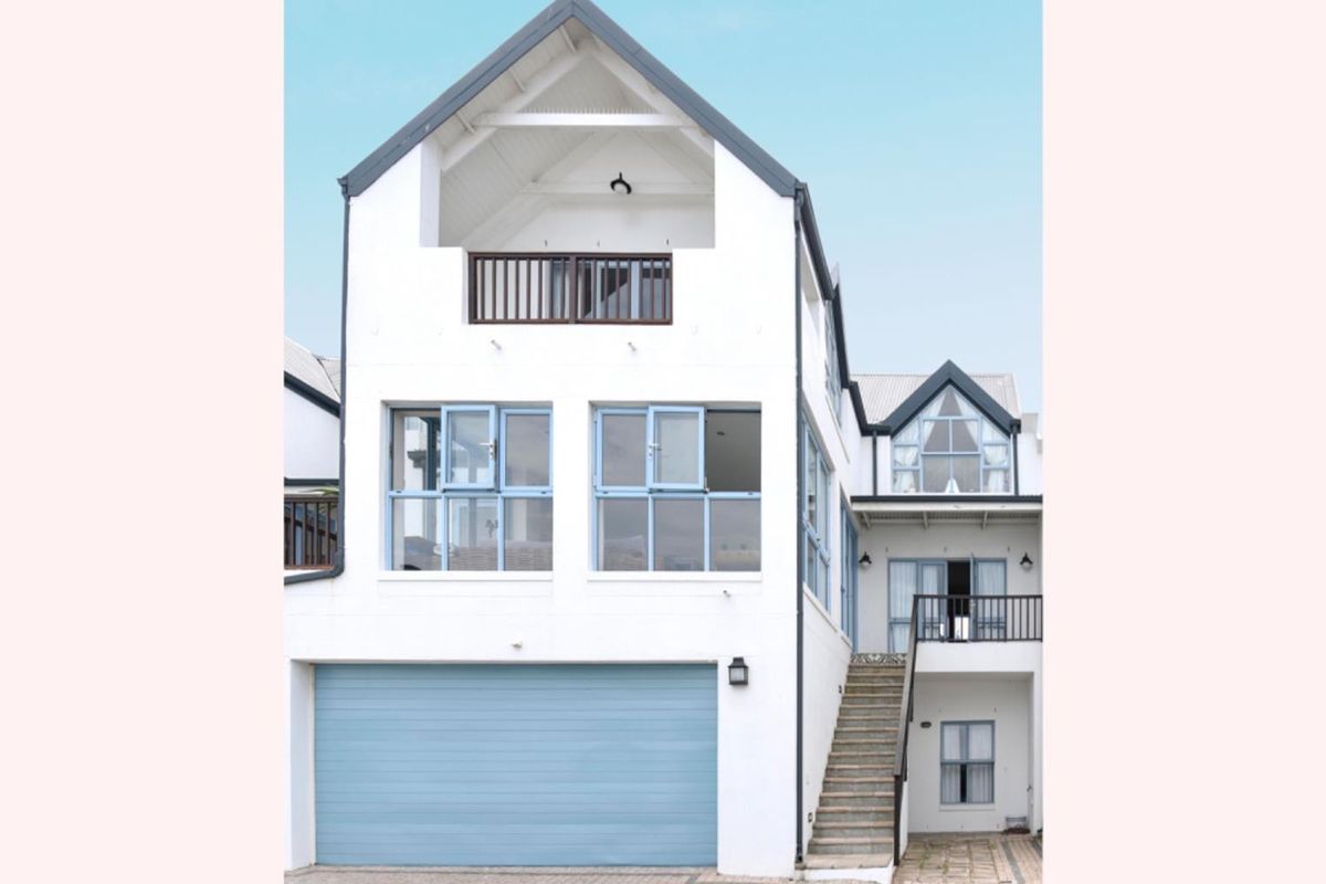 Stunning family home with amazing sea and greenbelt views in the heart of the Big Bay kite surfing paradise - Photo 3