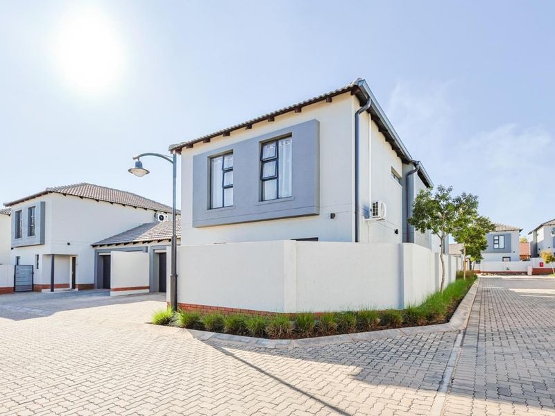 **Stunning Ultra-Modern 3-Bedroom Townhouse in the Prestigious Olive's Gate Estate** - Photo 2