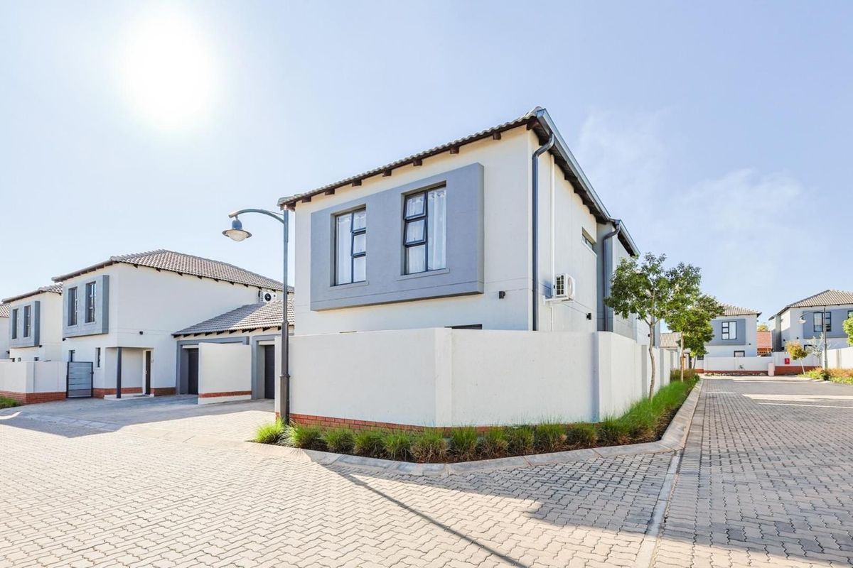 **Stunning Ultra-Modern 3-Bedroom Townhouse in the Prestigious Olive's Gate Estate** - Photo 2