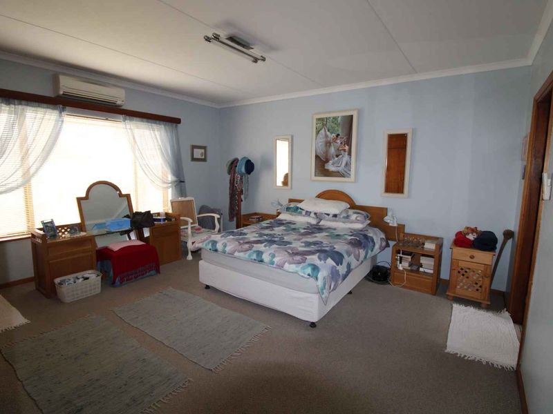 Neat as a pin Family home - Photo 9