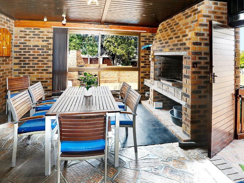 Dual living comprising of a 4 bedrooms & Study main dwelling and a 2 bedroom cottage. - Photo 8