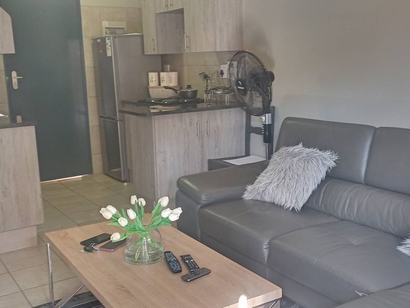 "Modern Living: 2-Bed Apt with Pool & Playground" - Photo 4