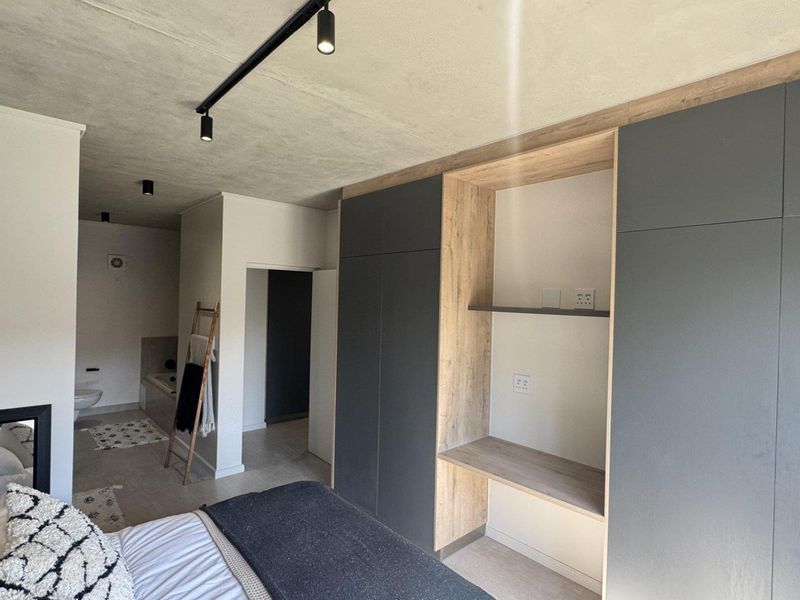 Luxury Redefined - Contemporary 3 Bedroom, 2.5 Bathroom Apartments in Waterkloof - Photo 5