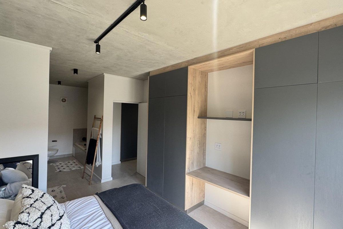 Luxury Redefined - Contemporary 3 Bedroom, 2.5 Bathroom Apartments in Waterkloof - Photo 5