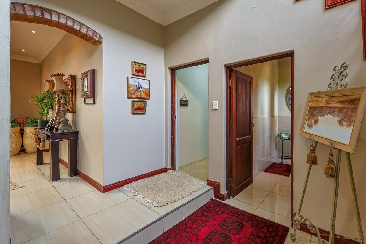 Timeless Luxury in Waterkloof Golf Estate - Photo 4