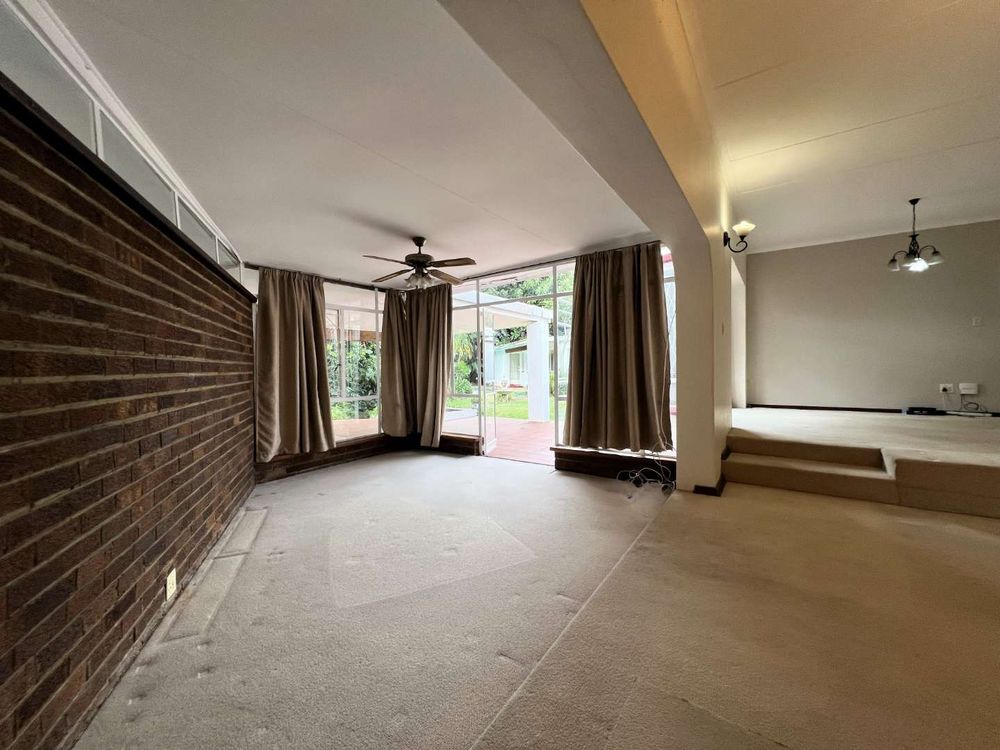 Cosy 3rd reception with french doors to garden