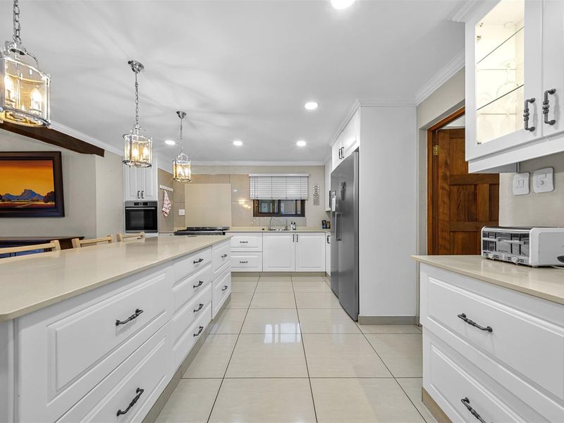 Stylish 5-Bedroom Home with Mountain Views - Photo 10