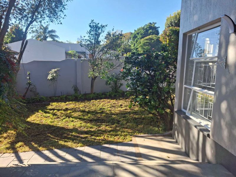 A BEAUTIFULLY RENOVATED TWO BEDROOM SIMPLEX - Photo 9