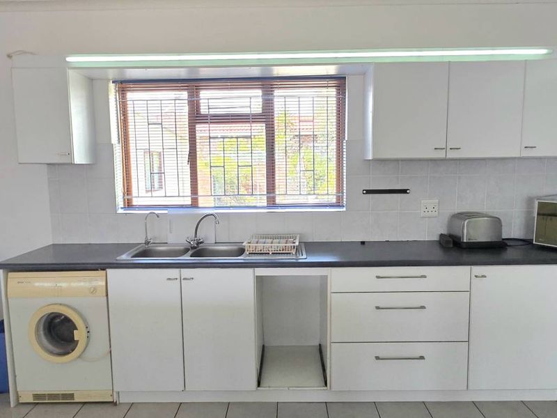 Spacious Entertainer’s Dream Home in Franskraal with Mountain Views and Exceptional Value - Photo 9