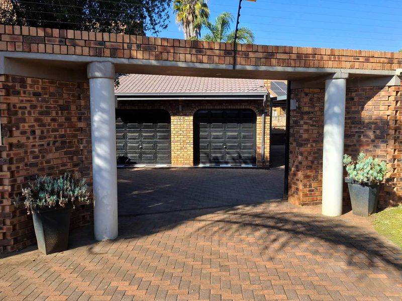 Double story Entertainers offering Luxoury, Security and Privacy - Photo 1