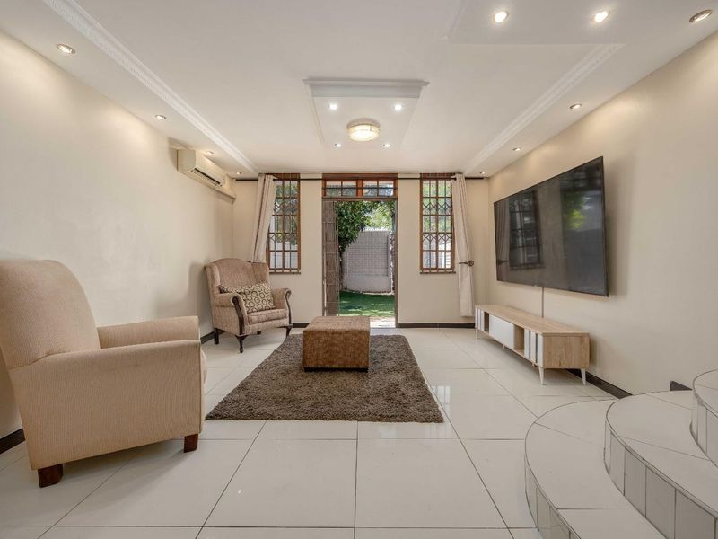 Modern 2-bedroom duplex in Windermere offering comfort, space, and a great lifestyle. - Photo 7