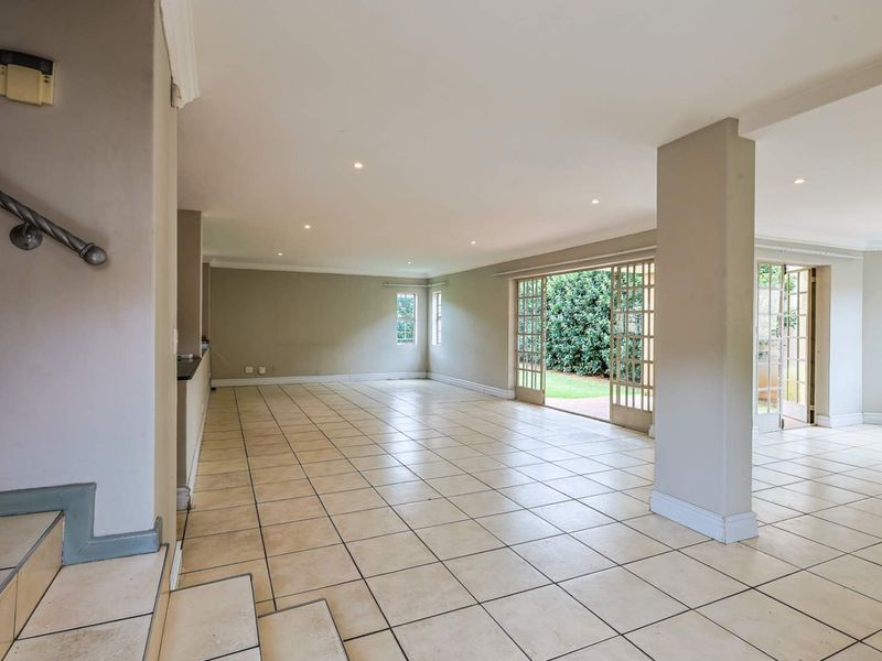 Charming 3-Bedroom House in Equestria with Spacious Yard. - Photo 3