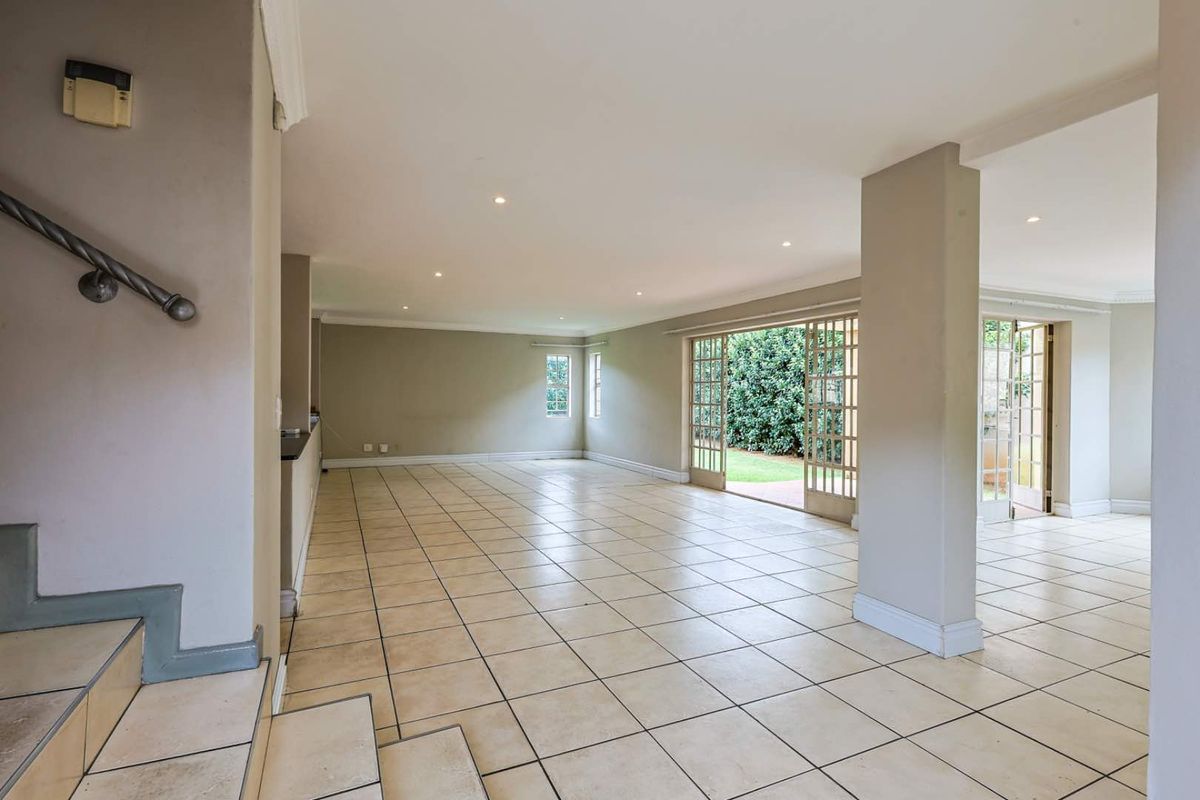 Charming 3-Bedroom House in Equestria with Spacious Yard. - Photo 3