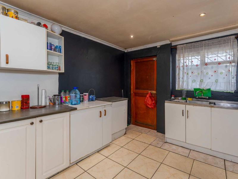 Spacious 4 Bedroom Family Home with Two Income-Generating Flatlets | Silvertown SOLE AND EXCLUSIVE MANDATE - Photo 7
