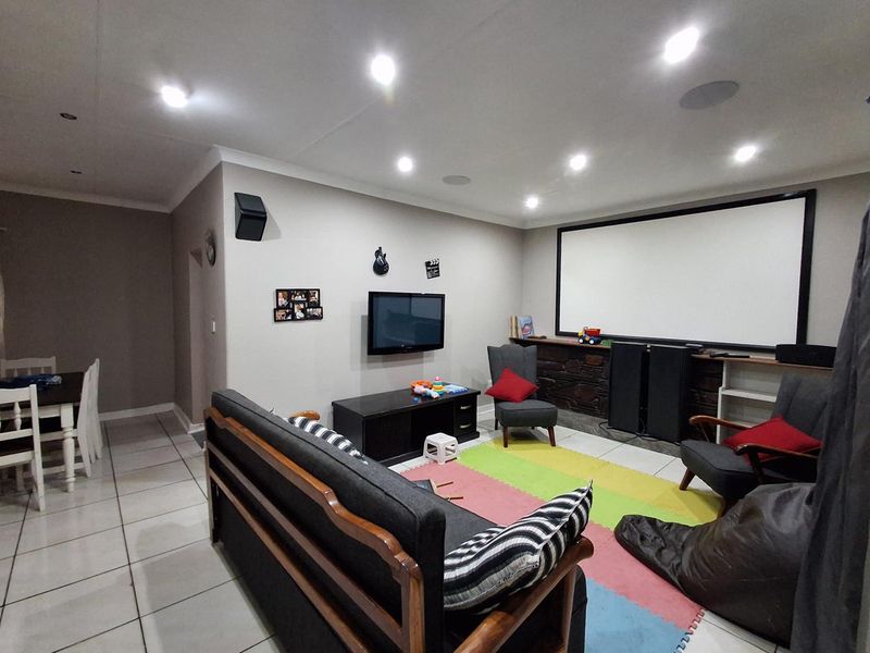 Neat & Secure Family Home in Quiet Three Rivers Neighbourhood - Photo 5