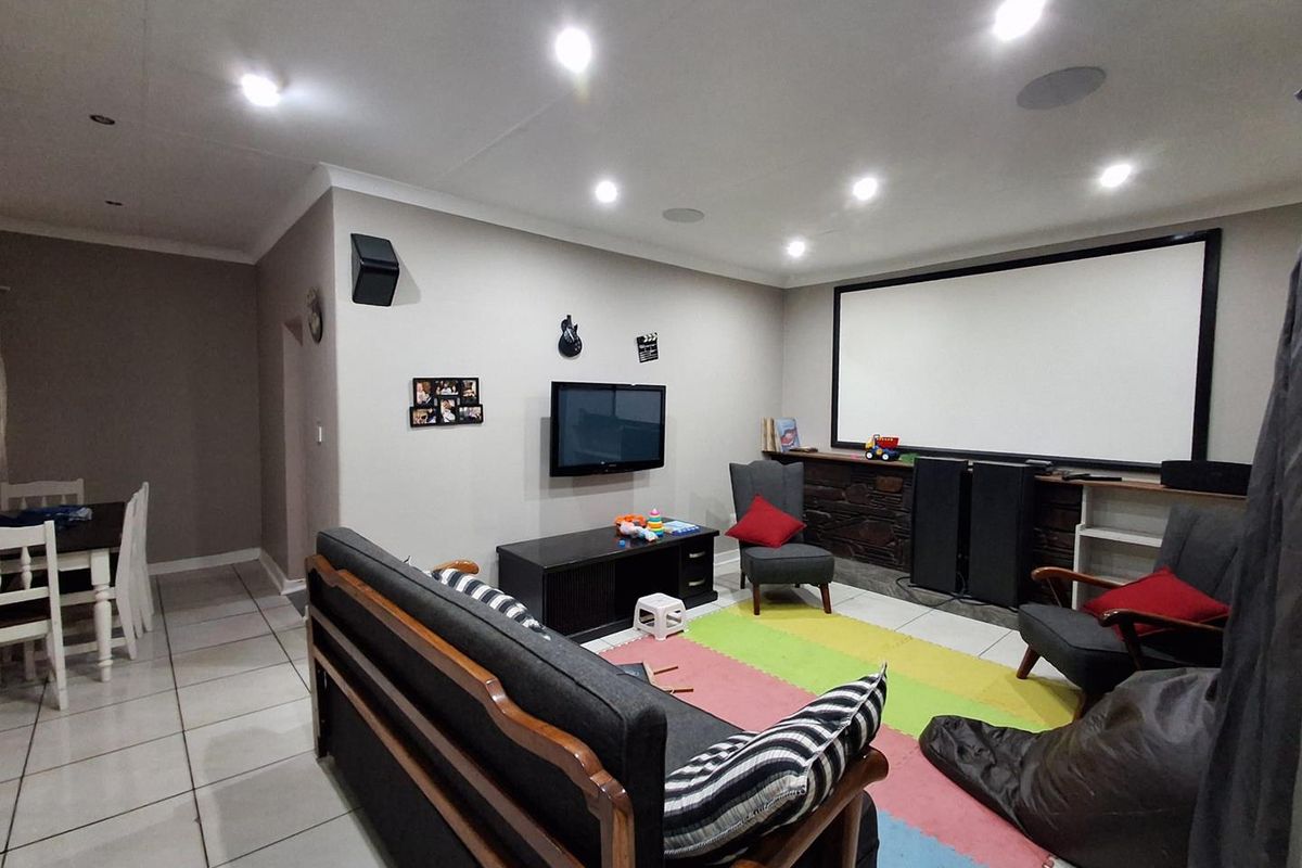 Neat & Secure Family Home in Quiet Three Rivers Neighbourhood - Photo 5