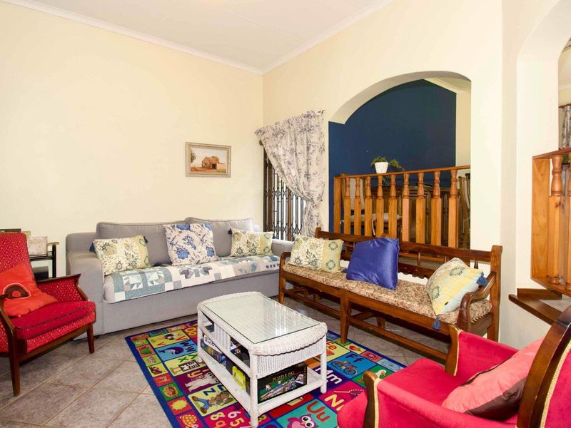 Spacious 3 bedroom Simplex in a secure complex. - Photo 5