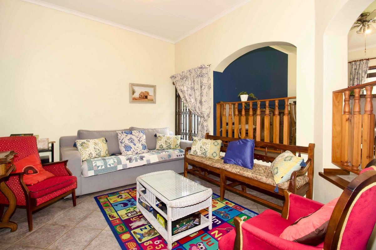 Spacious 3 bedroom Simplex in a secure complex. - Photo 5