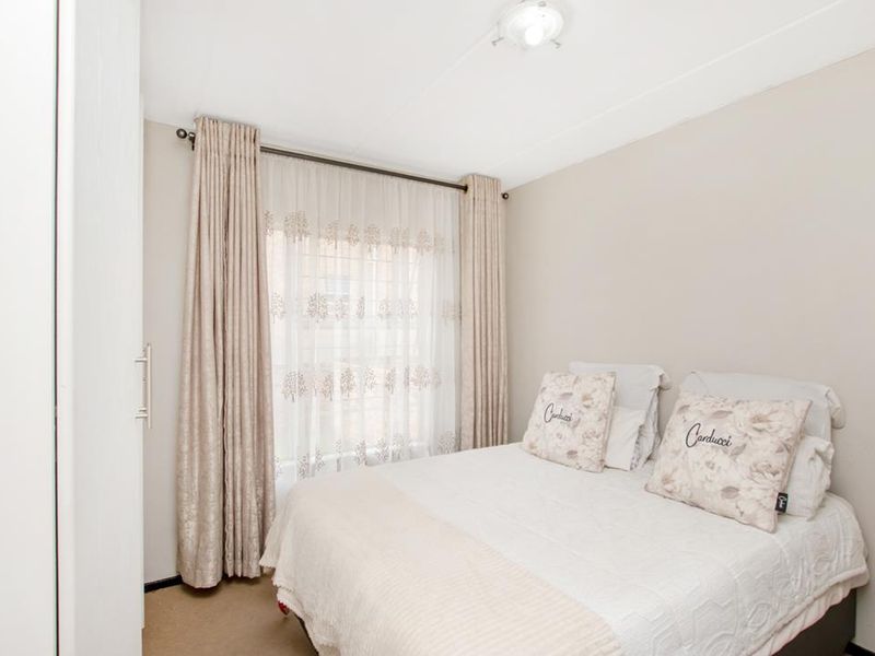 Neat 2 bedroom 2 bathroom unit for sale in Honey Park Roodepoort - Photo 9
