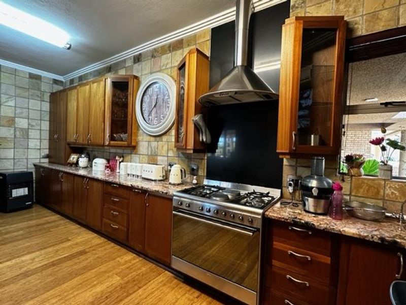 Indulge in opulence: A magnificent home for sale! - Photo 8